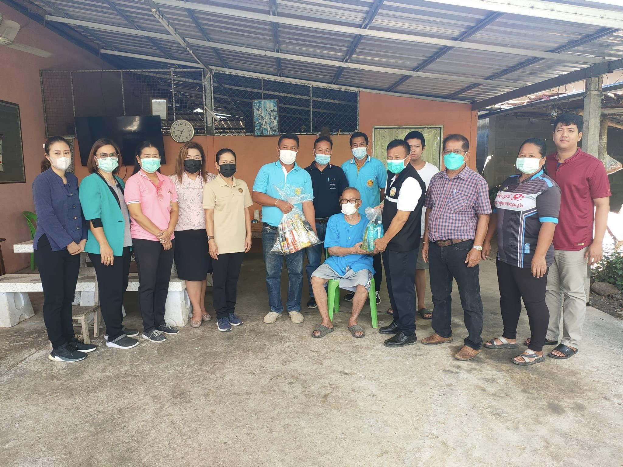 Read more about the article วันที่ 4 ต.ค 65ลงพื้นที่มอบถุงยังชีพให้กับครัวเรือนที่ตกเกณฑ์ จปฐ. ใน ต.เทอดไทย อ.ทุ่งเขาหลวง จ.ร้อยเอ็ด